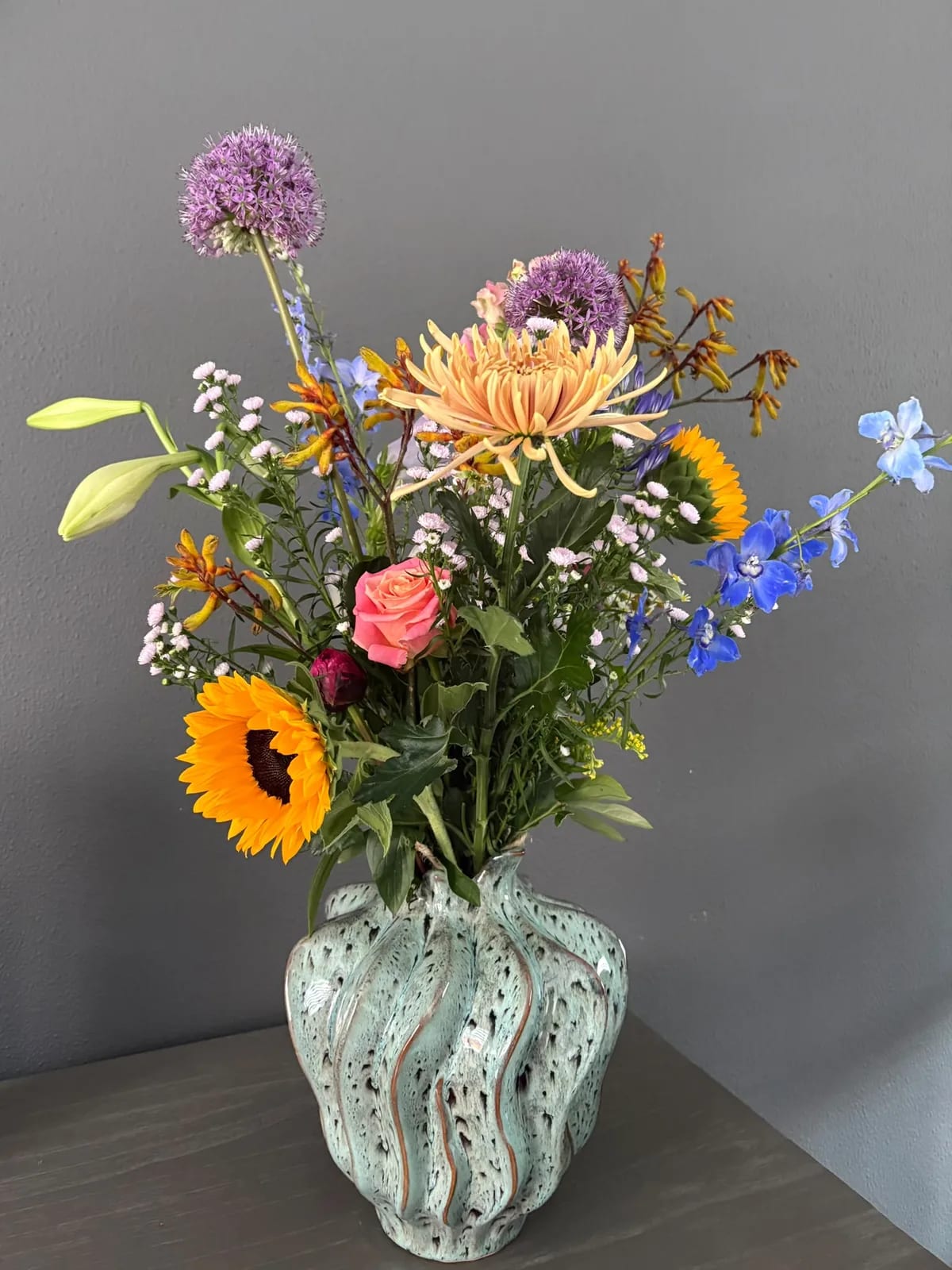 Kleurrijk zijden bloemstuk van Libelle in een keramieken vaas