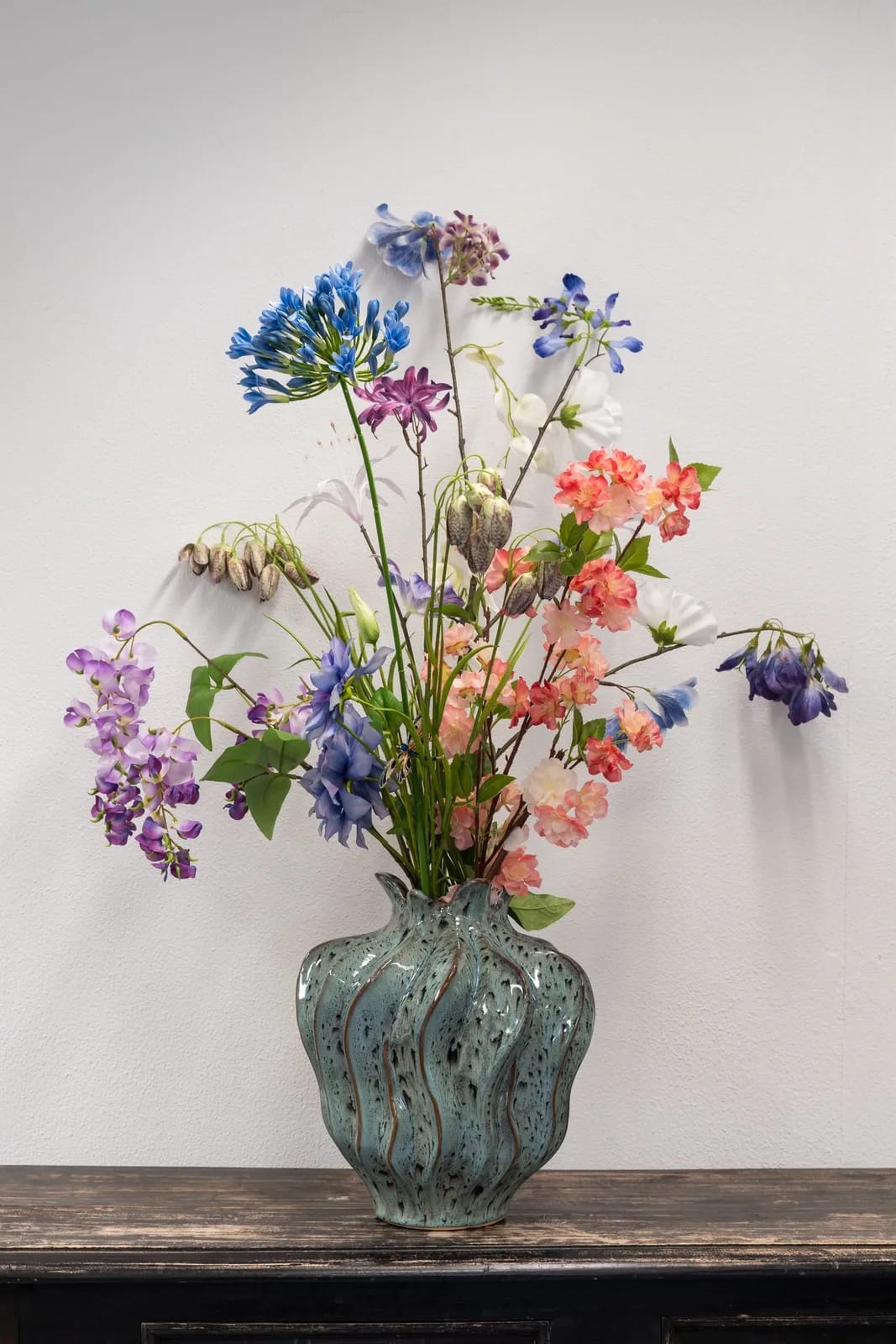 Elegant zijden bloemstuk in een lichte en representatieve ruimte
