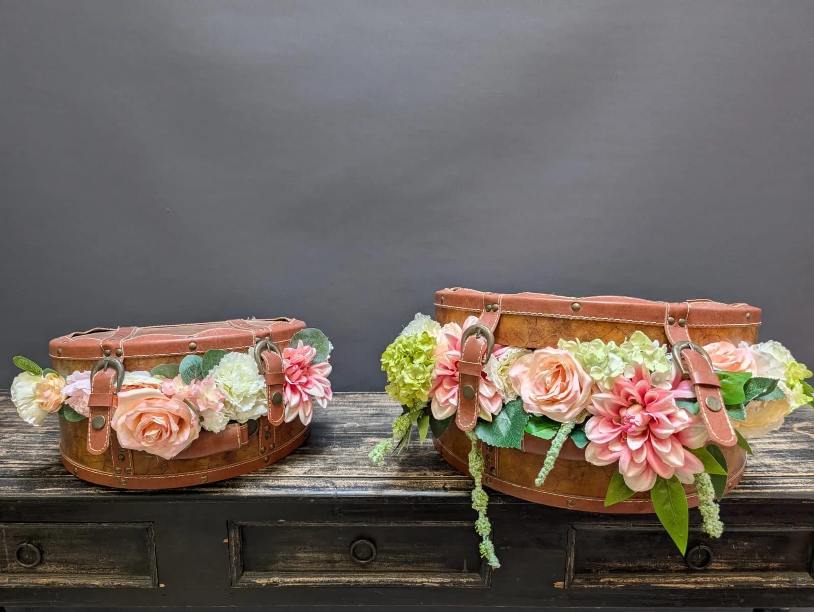 Twee vintage koffers versierd met zijden bloemen
