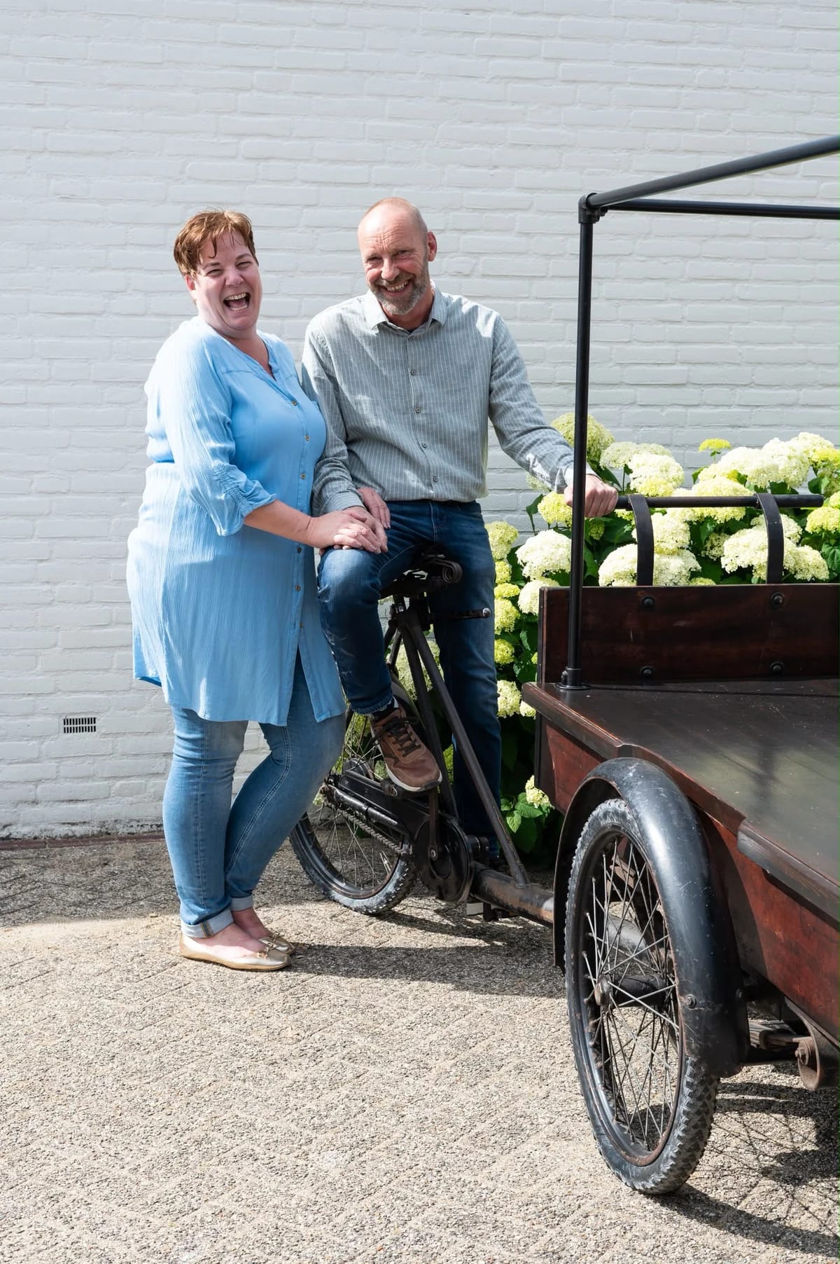 Erik en de bloemist van Libelle samen bij de bakfiets met bloemen