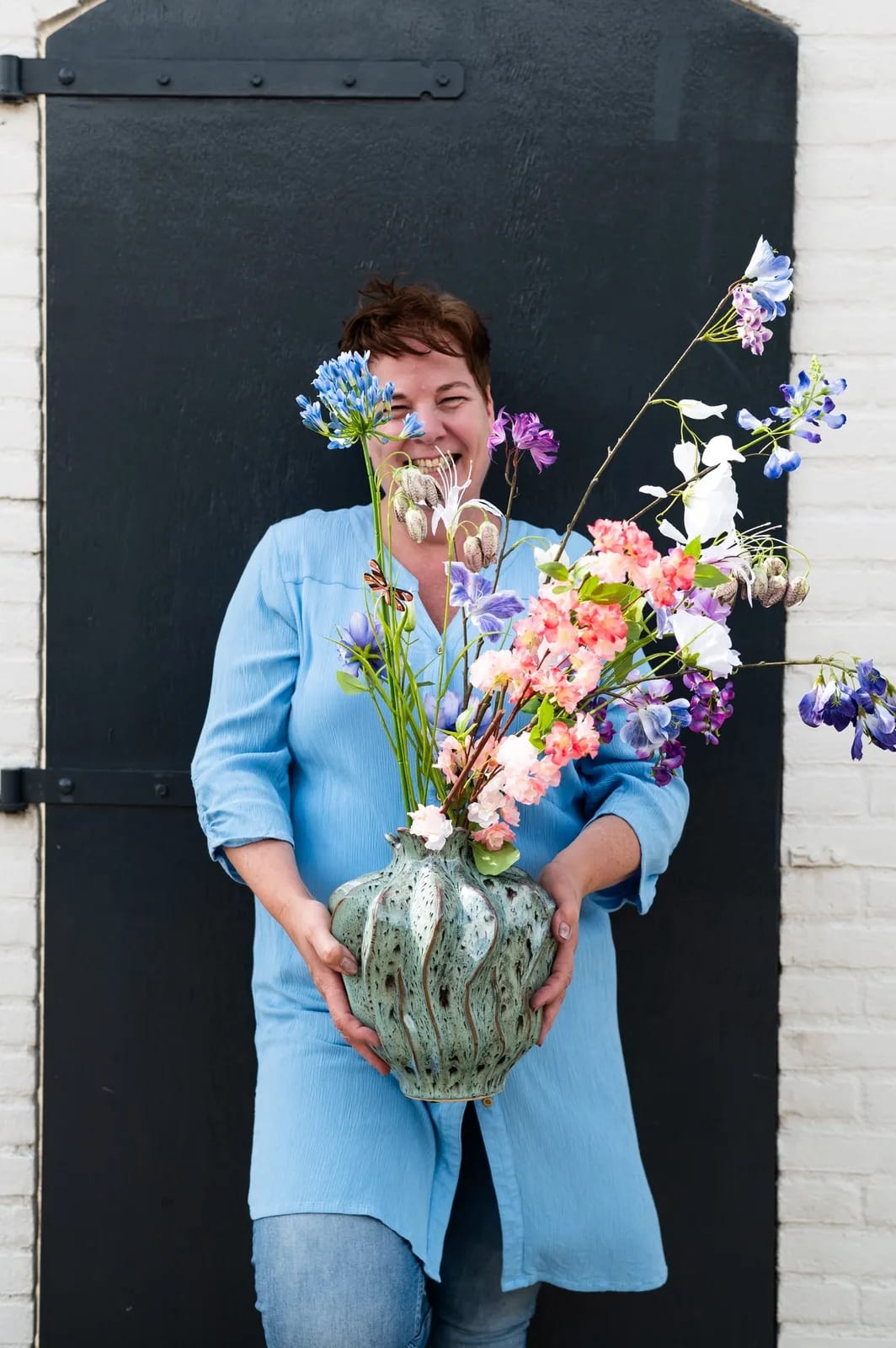 Bloemist van Libelle met een kleurrijk bloemstuk