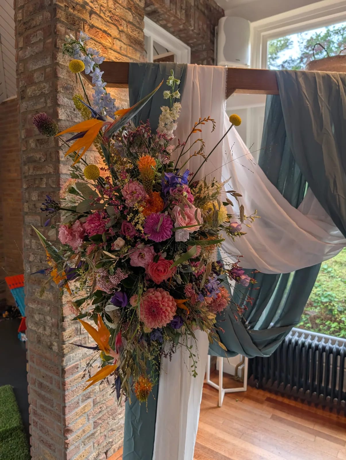 Bloemenbackdrop gemaakt met echte bloemen