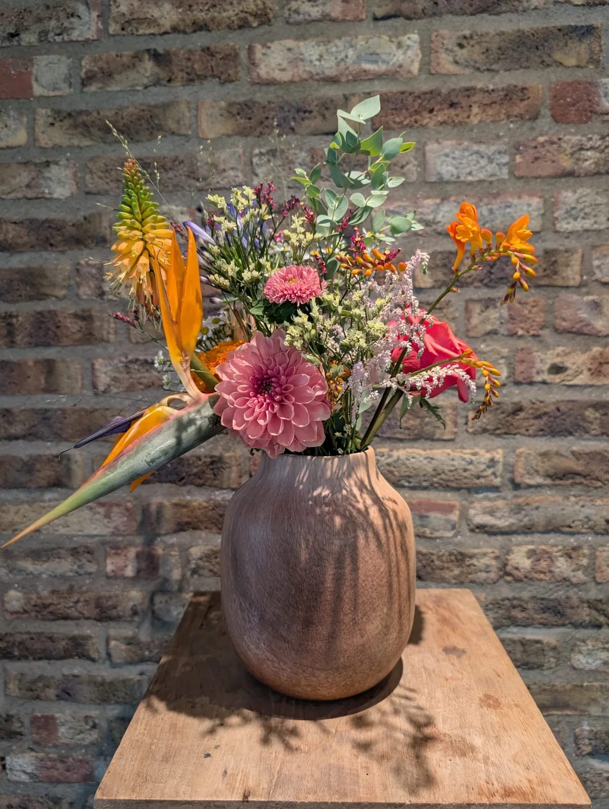Vers bloemenarrangement in een roze vaas