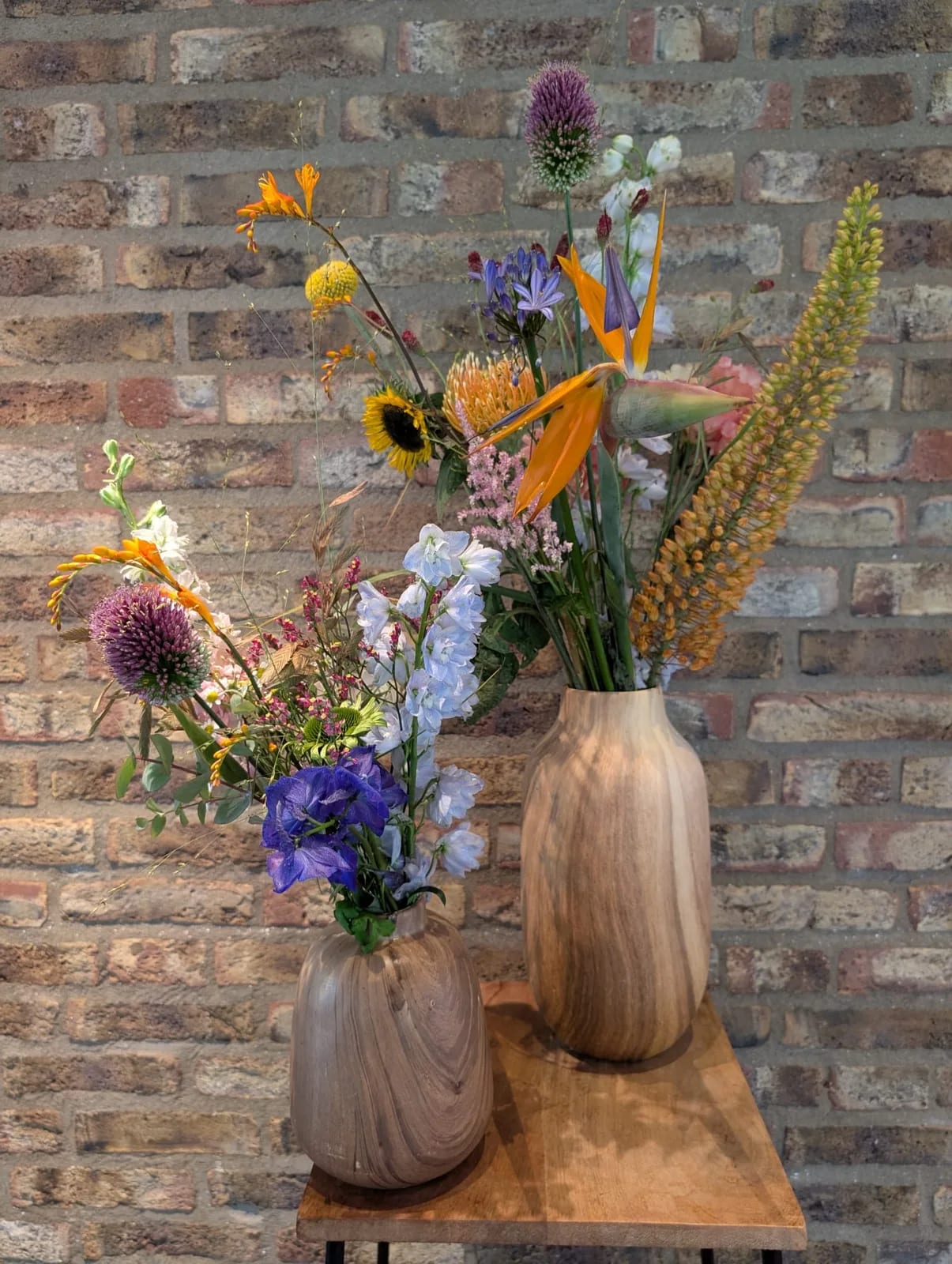 Twee vazen met kleurrijke verse bloemen